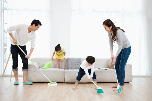 family_cleaning_together