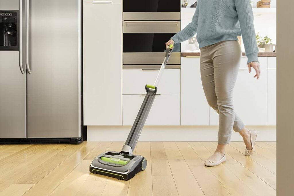 Bissell-stick-vacuum-easy-maneuvering