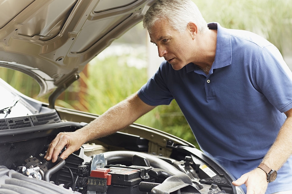 fixing-a-car-broke-down