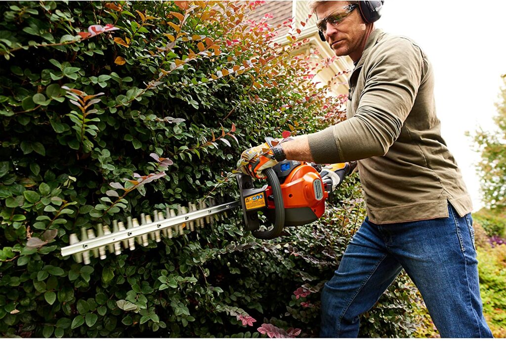 gas-powered-hedge-trimmer