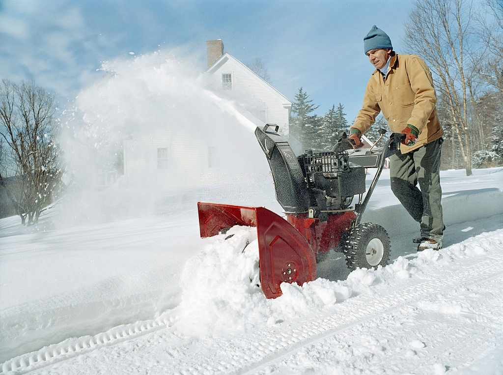 keeping-the-snow-blower-clean