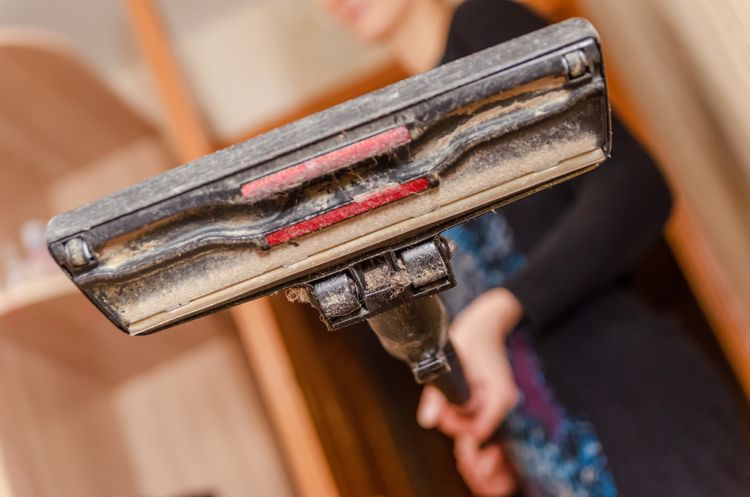 How-to-Clean-Vacuum-Cleaner-Brush