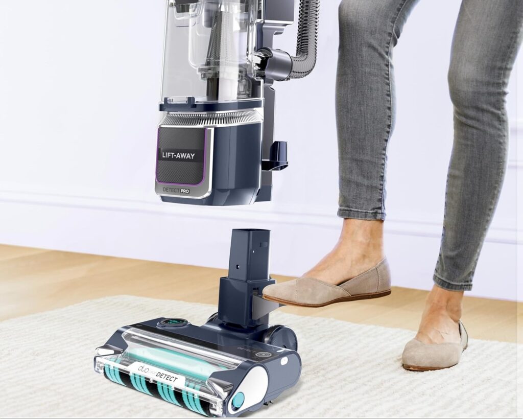 Shark-LA742-Detect-Pro-Speed-Lift-Away-ADV-Bagless-Upright-Vacuum